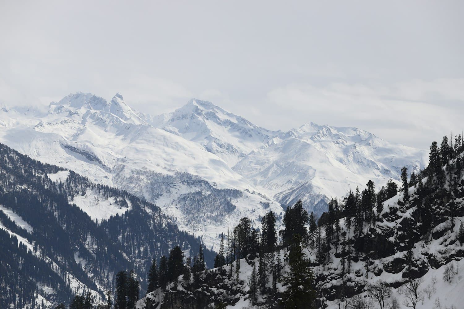 Snow peaks above the Manali valley